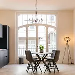 Beautiful Renovated In An Authentic Building 奥斯滕德