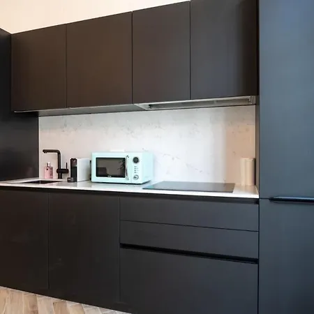 아파트 Beautiful Renovated In An Authentic Building