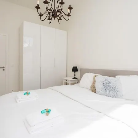 아파트 Beautiful Renovated In An Authentic Building *