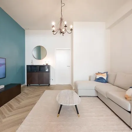 아파트 Beautiful Renovated In An Authentic Building