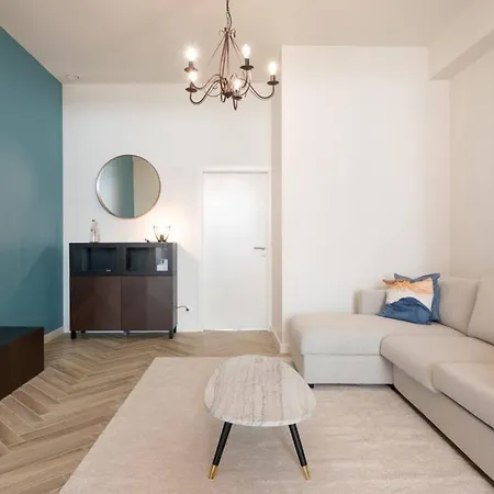 Beautiful Renovated In An Authentic Building 奥斯滕德